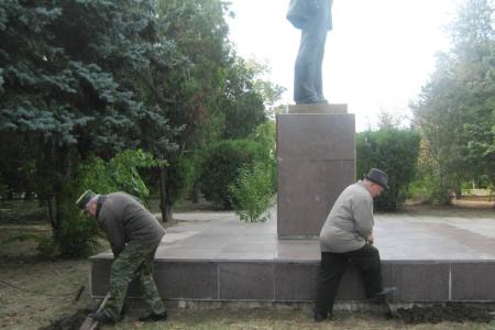 Республика Крым. Коммунисты Евпатории продолжают приводить в порядок памятники советской эпохи
