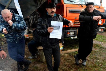«Газета.Ru»: «Мы тут стоим за всех россиян». Как в регионах мешают протестующим дальнобойщикам добраться до Москвы