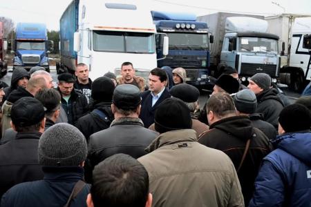 Депутат Госдумы Олег Лебедев поддержал дальнобойщиков, бастующих в Тульской области