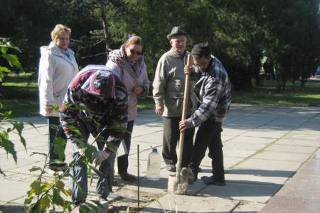 Республика Крым. Коммунисты Евпатории продолжают приводить в порядок памятники советской эпохи