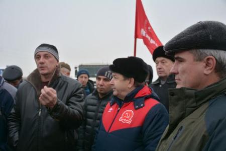 Красноярские дальнобойщики при поддержке КПРФ провели акцию протеста против преступной системы «Платон»
