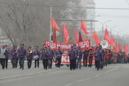 В Абакане коммунисты и жители республики Хакасия отпраздновали 98-ую годовщину Великой Октябрьской Социалистической Революции