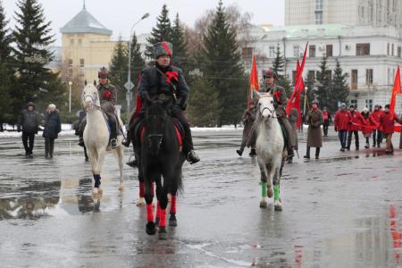 В Омске состоялись шествие и митинг, посвященные 98-й годовщине Великого Октября