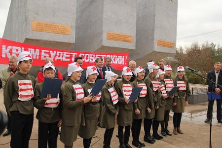 В Крыму прошёл автопробег в честь 95-й годовщины освобождения полуострова от белогвардейцев