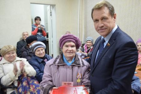 Нижний Новгород. Депутат-коммунист Госдумы А.П. Тарнаев встретился с "детьми войны" Канавинского района