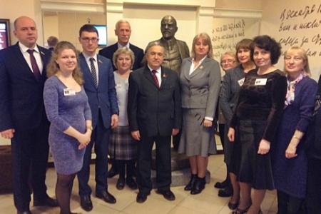 Казань. Подарки Дому-музею В.И. Ленина от КПРФ. Депутат Госдумы В.П.Пешков передал приветствие Г.А.Зюганова