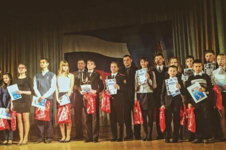 Челябинские депутаты-коммунисты наградили учеников - призёров конкурса «Наши деды ковали  Победу»