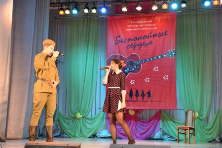 В Новосибирске прошел V фестиваль комсомольской песни «Беспокойные сердца»