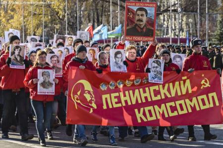 Самара. Комсомольцы приняли участие в параде Памяти