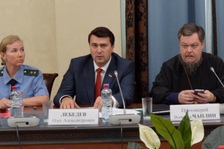 Олег Лебедев и отец Всеволод Чаплин провели экологическую научно-практическую конференцию по связям церкви, государства и общества
