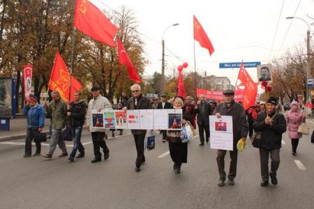 Республика Крым. Праздничная демонстрация в день Великого Октября в Симферополе