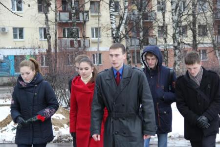 Республика Коми. Комсомольцы Сыктывкара возложили цветы памятнику рублю