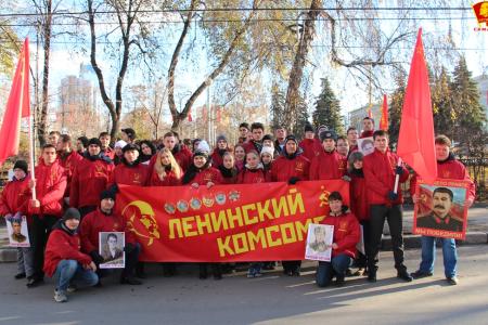 Самара. Комсомольцы приняли участие в параде Памяти