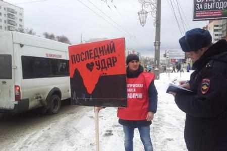 Комсомольцы Челябинска встали в одиночные пикеты против строительства Томинского ГОКа