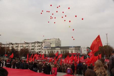 Республика Крым. Праздничная демонстрация в день Великого Октября в Симферополе