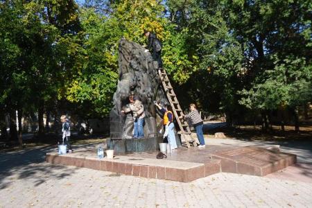 Республика Крым. Коммунисты Евпатории продолжают приводить в порядок памятники советской эпохи