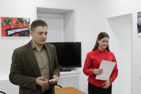 Пенза. Лидер местных коммунистов Георгий Камнев наградил участников конкурса «Революции – 98»