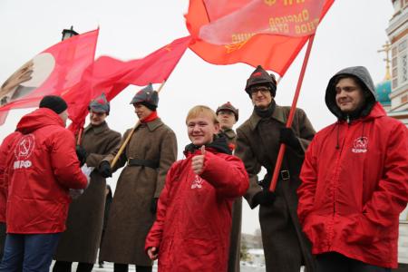 В Омске состоялись шествие и митинг, посвященные 98-й годовщине Великого Октября