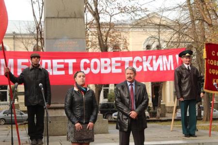 В Симферополе прошёл митинг-концерт в честь 95-й годовщины установления Советской власти в Крыму