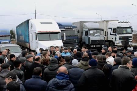 Депутат Госдумы Олег Лебедев поддержал дальнобойщиков, бастующих в Тульской области