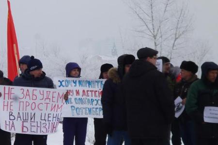 Республика Хакасия: "Налог Ротенберга" – заплати или умри. В Абакане десятки дальнобойщиков выступили против новых дорожных поборов 