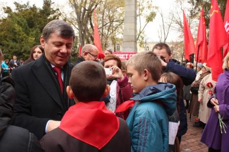 В Симферополе прошёл митинг-концерт в честь 95-й годовщины установления Советской власти в Крыму