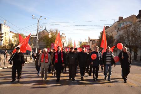 Астраханские коммунисты провели шествие и митинг, посвящённые 98-ой годовщине Великой Октябрьской социалистической революции 
