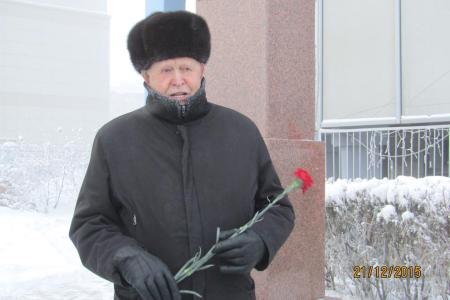 В день рождения И.В. Сталина якутские коммунисты возложили цветы к его памятнику