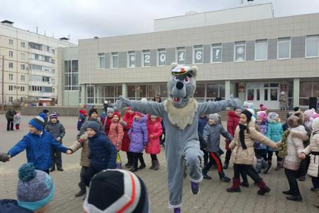 Комсомольцы Белгородского района поздравили детей с наступающими новогодними праздниками