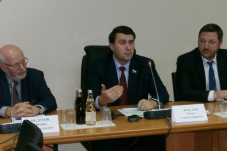 Председатель Совета по правам человека при Президенте РФ М.А. Федотов на совместной пресс-конференции с О.А. Лебедевым выразил полную поддержку законопроекту депутата-коммуниста о реагентах