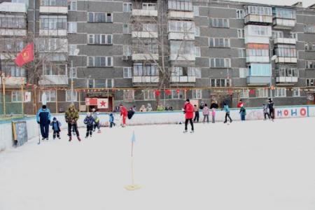 Комсомольцы Челябинска открыли хоккейный сезон в одном из дворов города
