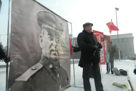 В День рождения Сталина коммунисты Новосибирска возложили цветы к портрету Вождя