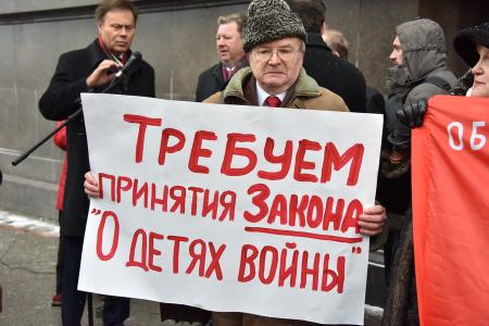 «За достойную жизнь детей войны!». Возле Госдумы состоялась встреча депутатов-коммунистов с избирателями в поддержку законопроекта КПРФ