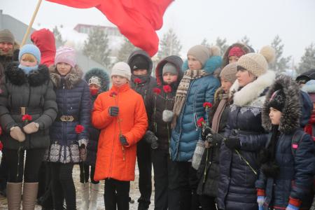 Омск. Красные гвоздики – эстафета памяти