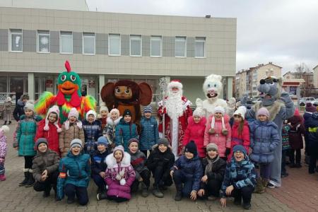 Комсомольцы Белгородского района поздравили детей с наступающими новогодними праздниками