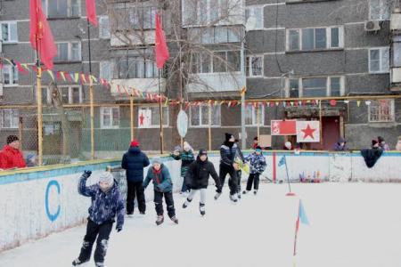 Комсомольцы Челябинска открыли хоккейный сезон в одном из дворов города