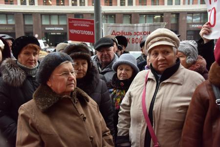 «За достойную жизнь детей войны!». Возле Госдумы состоялась встреча депутатов-коммунистов с избирателями в поддержку законопроекта КПРФ