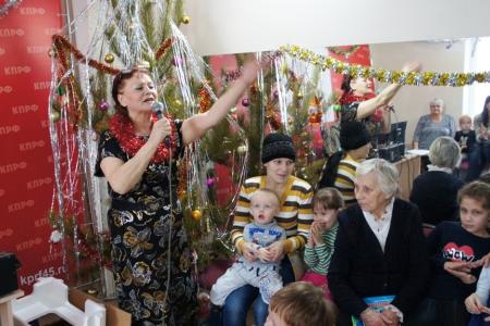 Коммунисты Кургана организовали для детей новогоднюю елку