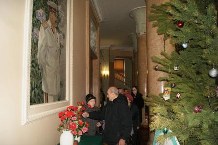 В День рождения Сталина сталинградские коммунисты возложили цветы к портрету Вождя