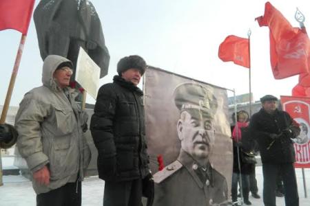 В День рождения Сталина коммунисты Новосибирска возложили цветы к портрету Вождя