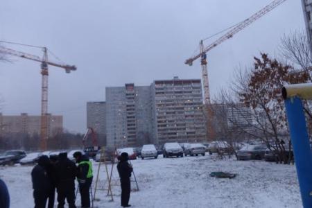 День Конституции коммунисты и жители столицы отметили митингом против коммерческой стройки