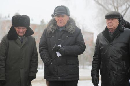 Омск. Красные гвоздики – эстафета памяти