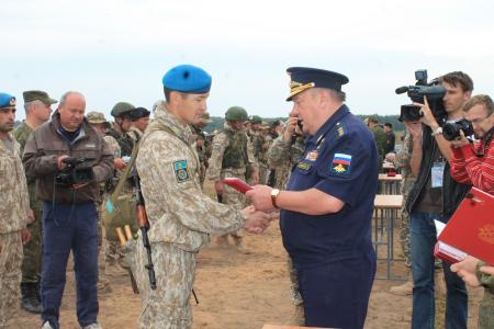 Псковские коммунисты в День Героев чествуют ветеранов