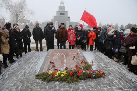 Омск. Красные гвоздики – эстафета памяти