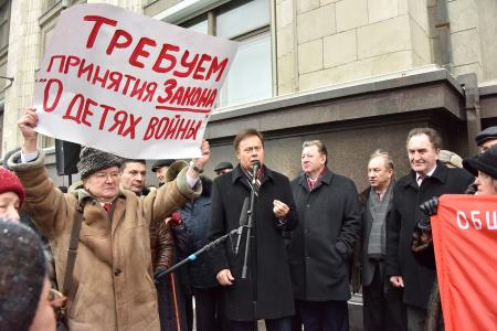 «За достойную жизнь детей войны!». Возле Госдумы состоялась встреча депутатов-коммунистов с избирателями в поддержку законопроекта КПРФ