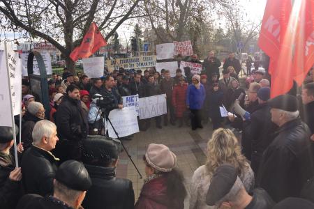 Краснодар. Акция КПРФ в поддержку требований дальнобойщиков, рабочих завода "Седин" и против повышения проезда на общественном транспорте