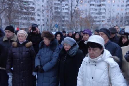 День Конституции коммунисты и жители столицы отметили митингом против коммерческой стройки