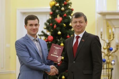 Д.Г. Новиков вручил дипломы выпускникам Центра политической учёбы ЦК КПРФ