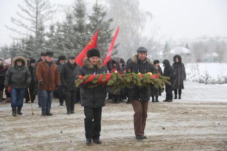 Омск. Красные гвоздики – эстафета памяти