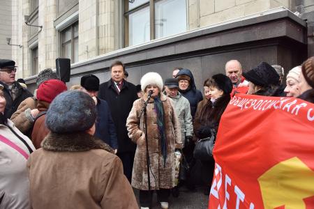 «За достойную жизнь детей войны!». Возле Госдумы состоялась встреча депутатов-коммунистов с избирателями в поддержку законопроекта КПРФ